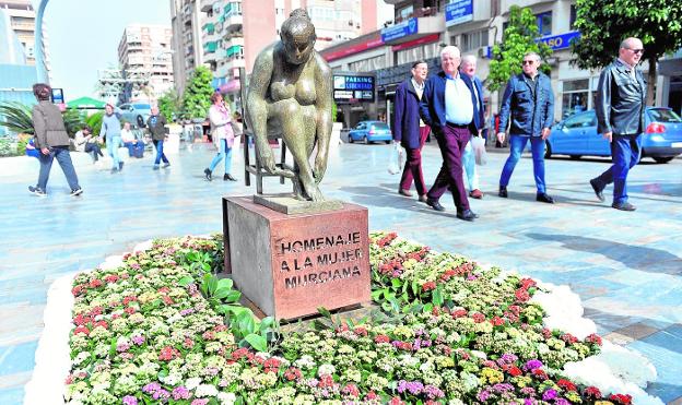 La escultura de bronce, fechada en 2004, fue instalada ayer en el lugar donde estaba la recreación floral que ardió el miércoles./Guillermo Carrión / AGM