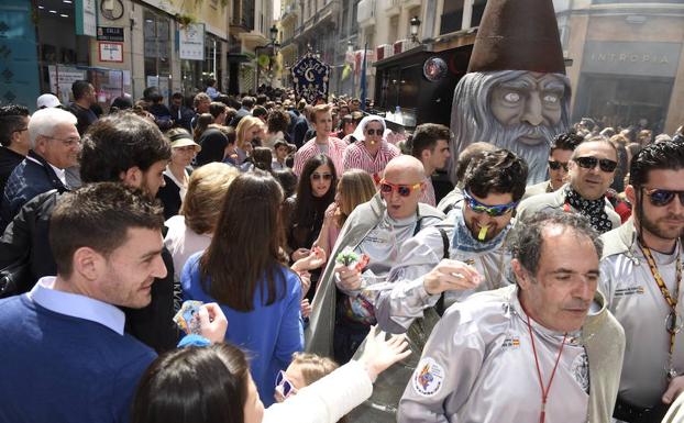Los sardineros reparten pitos y regalos por las calles de Murcia. /Alfonso Durán / AGM