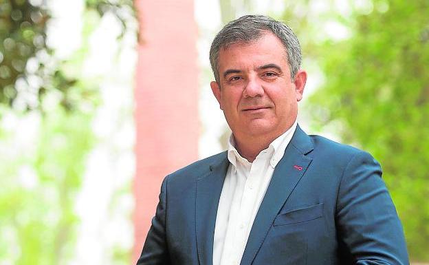 Juan María Vázquez, el sábado, en el jardín del Salitre en Murcia./JAVIER CARRIÓN / AGM