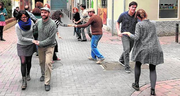 Los asistentes disfrutan del encuentro frente al huerto urbano de Santa Eulalia. /MURCIA SWING