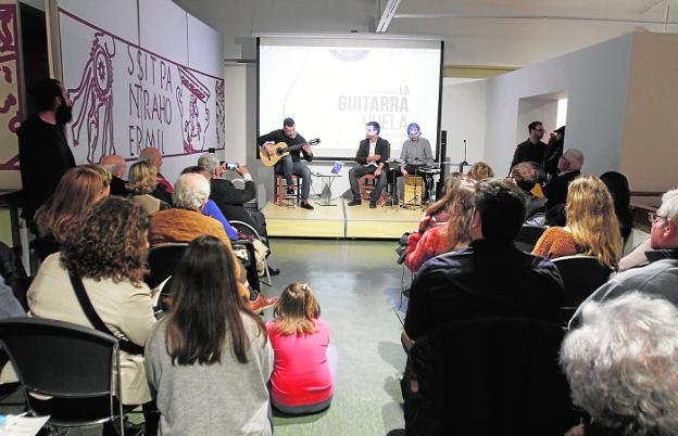 El guitarrista Carlos Piñana, durante su actuación en el Arqueológico./FOTOS: PABLO SÁNCHEZ / AGM