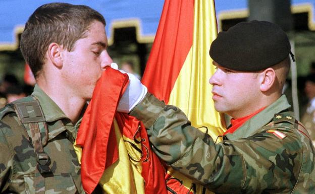 Una de las últimas jura de bandera tras la profesionalización del Servicio Militar./Efe