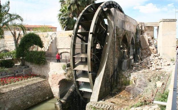 Escombros de una de las estructuras adosadas a la rueda de Alcantarilla. /Huermur