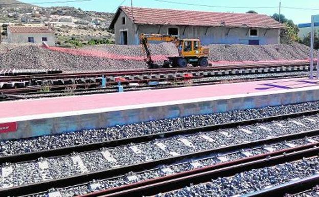 Adif está ampliando la longitud de los andenes en las estaciones de Cieza y Agramón, en cada extremo de la variante ferroviaria de Camarillas./A. Gómez