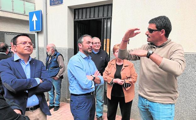 Rafael Gómez (c.) visita el barrio de Los Almendros. / ayto