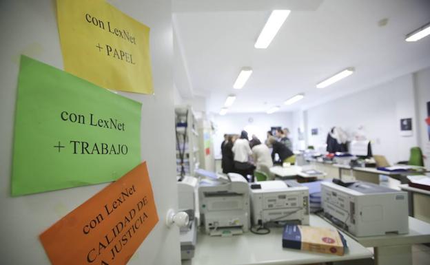 Carteles en contra de la plataforma Lexnet./C. Larrea