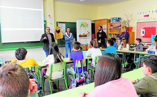 Aumnos de sexto de Primaria atienden la explicación de un especialista en patrimonio./Ayto