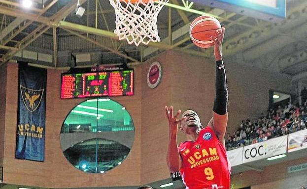 Kloof se dispone a encestar en el UCAM-Pinar./Javier Carrión / AGM