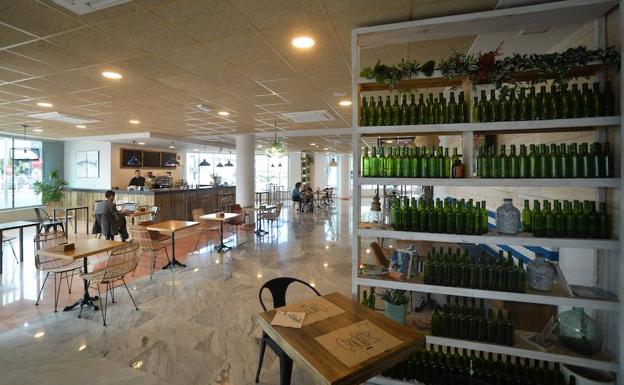 Interior del gastrobar del recién remodelado hotel Azarbe. /Nacho García / AGM