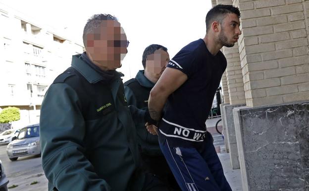 El presunto autor de los homicidios, custodiado por dos agentes. /Edu Botella / AGM