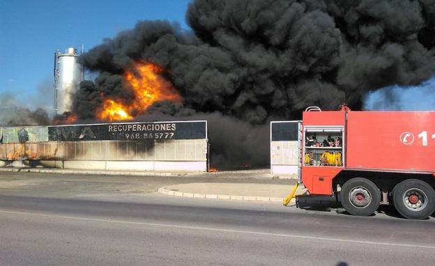 Incendio la pasada semana en la empresa de residuos./112