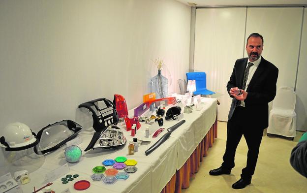 Juan Alemany muestra productos que se elaboran con el plástico que produce Sabic, en una foto de archivo./LV
