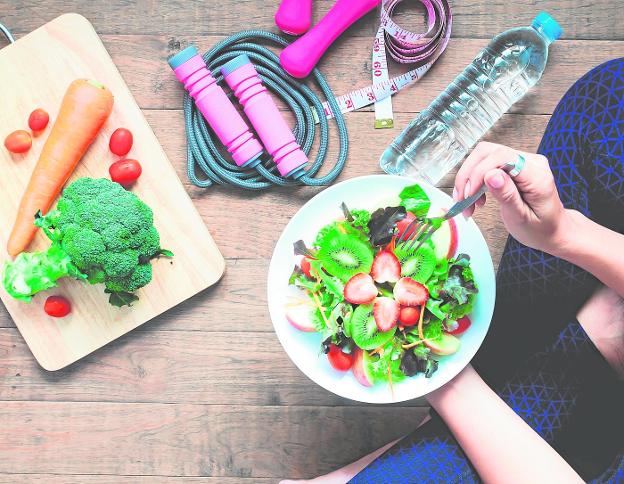 La alimentación y el ejercicio físico son fundamentales para llevar una vida sana y saludable. /FREEPIK