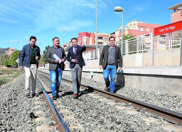 Francisco García, Ángel Meca, Fulgencio Gil y Javier Pelegrín, ayer, en el apeadero de San Diego. /Jaime Insa/ AGM