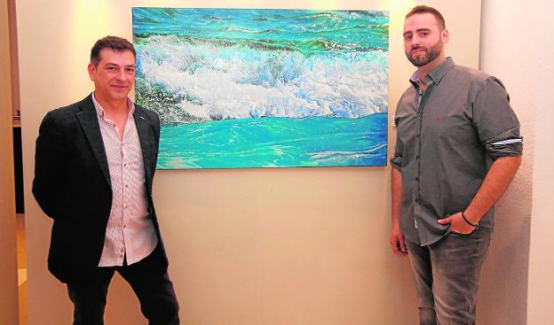 Los pintores Jesús Lorente y Jesús Inglés, en la galería Gigarpe ante una obra del primero./LV
