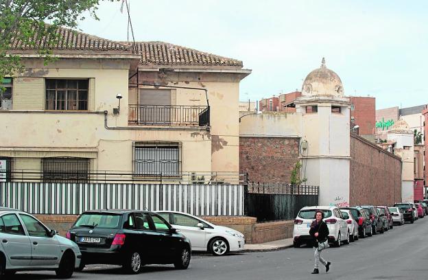 Una mujer pasa junto a las dependencias de la cárcel de San Antón./Antonio Gil / AGM