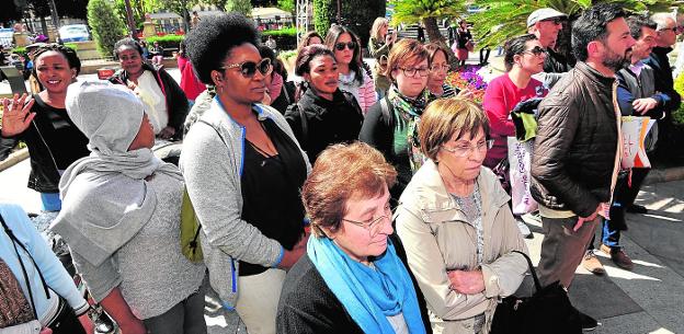 Decenas de personas se reunieron ayer para honrar la memoria de Doris participando en un minuto de silencio ante el Ayuntamiento de Murcia./V. Vicéns / AGM