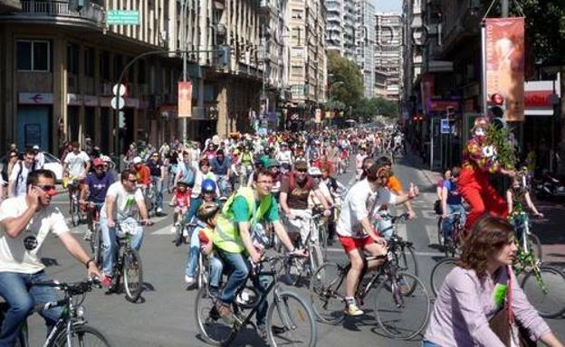 Manifestación en bicicleta por la Gran Vía de Murcia, en una foto de archivo. /LV