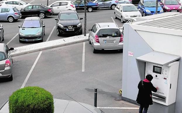 Una mujer abona su tarifa en la máquina del parking./P. Sánchez / AGM