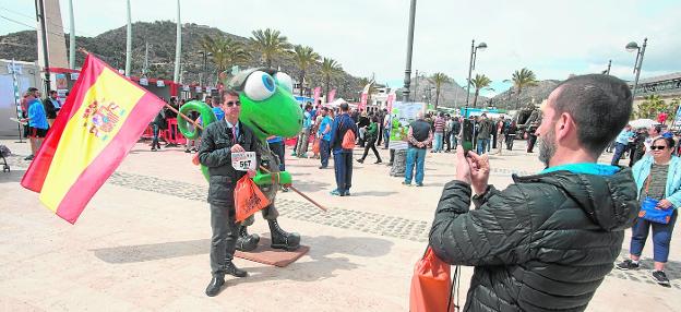 Los participantes posan con sus dorsales, en una zona portuaria muy animada./Antonio Gil / AGM