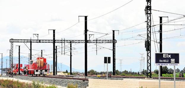 Montaje de la catenaria de la línea de alta velocidad Monforte del Cid-Murcia, ayer a su paso por el municipio de Elche./Vicente Vicéns / AGM