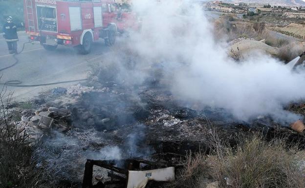 Bomberos trabajando en al zona del incendio./Emergencias 112