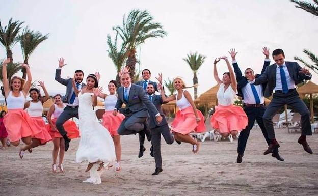 Los novios y varios invitados, durante la celebración de una boda en La Manga./José Espinosa