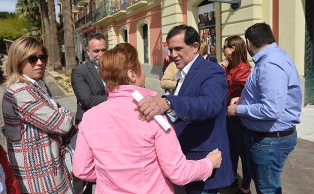Serrano saluda, el pasado viernes, a una militante en la presentación de su candidatura. /Nacho García / AGM