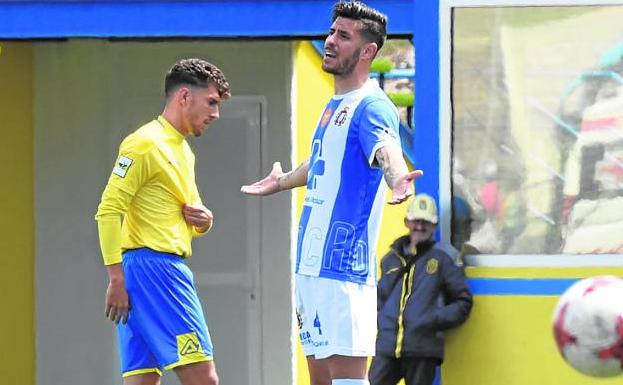 Lulu se queja al árbitro, ayer, en Las Palmas./LOF