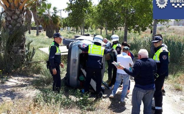 La Policía auxilia a los atrapados. /Policía Local de Murcia