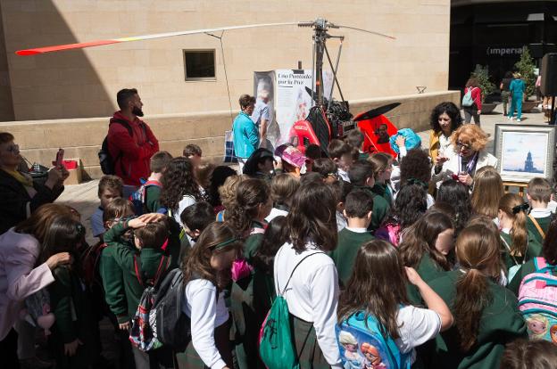 Alumnos del colegio Sagrado Corazón de Jesús, ayer, en la plaza de Belluga, con las Damas de la Fuensanta./Javier Carrión