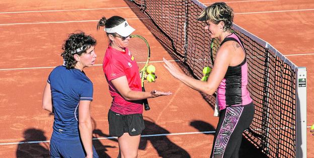 María José Martínez choca la mano de la capitana Anabel Medina, en presencia de Carla Suárez, ayer en La Manga Club./J. M. Rodríguez / AGM