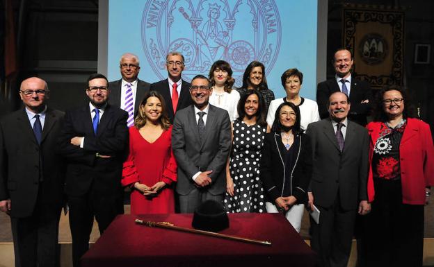 José Luján posa junto a su equipo./Vicente Vicéns / AGM