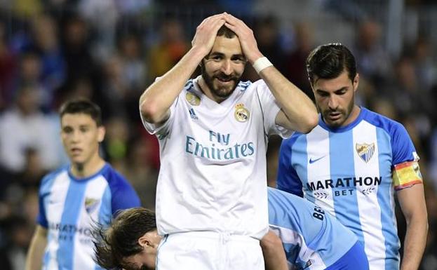 Karim Benzema se lamenta durante el partido ante el Málaga. /Afp