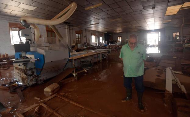 Antonio Abellán revisa los daños en su carpintería. 