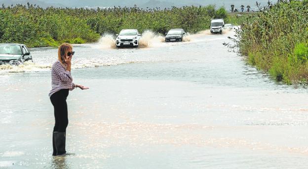 El agua obliga a cortar siete carreteras en Cartagena y a rescatar nueve vehículos 