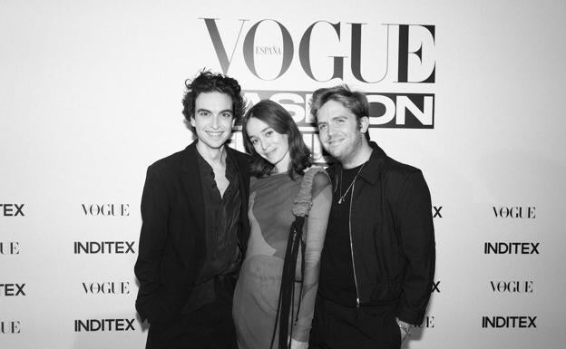 La ganadora Paula Cánovas del Vas junto a los diseñadores finalistas Alled-Martínez y Ernesto Naranjo. 