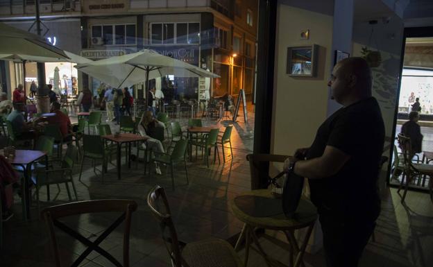 Terrazas a oscuras en el centro de Cartagena.