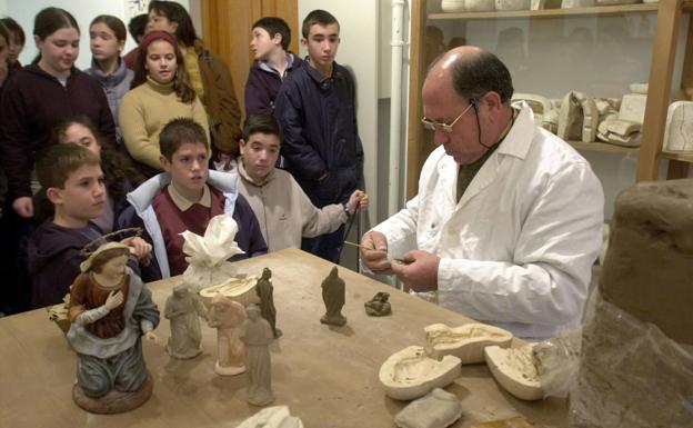 El artesano belenista Juan Antonio Griñán, realizando demostraciones de modelado ante unos escolares en el Museo de la Ciudad en la Navidad de 2001.