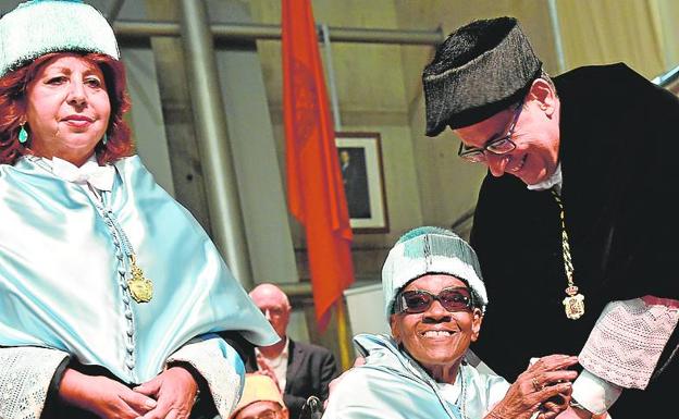 Antonia Pagán junto a la escritora guadalupana Maryse Condé, muy sonriente, y el rector.