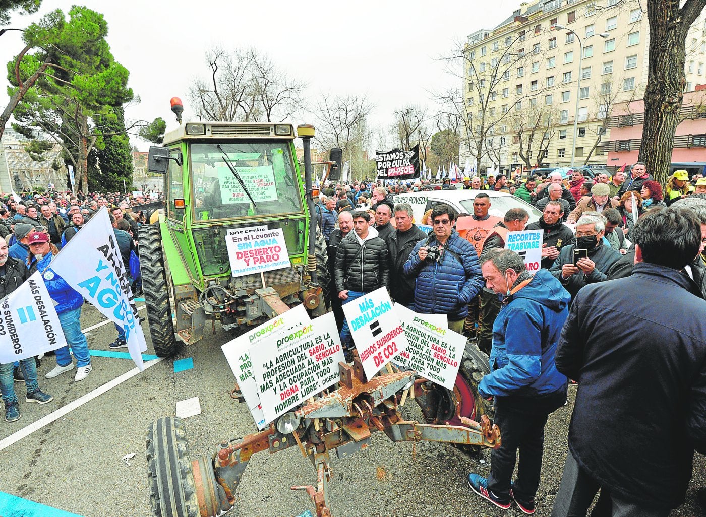 Miembros de las comunidades de regantes del Trasvase despliegan las pancartas durante la manifestación de ayer ante el Ministerio para la Transición Ecológica.