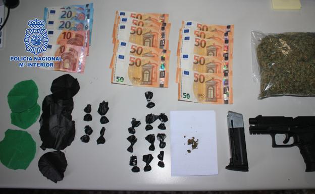 Los agentes intervinieron varias papelinas de cocaína, cien gramos de cogollos de marihuana, hachís, algo más de 500 euros en efectivo y una pistola de aire comprimido.