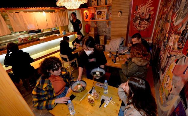 Se come rápido. Rocío Zhou sirve dos platos de ramen a sendos comensales en Natsu. 