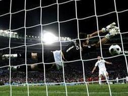 Casillas detiene uno de los penaltis italianos. /EFE/