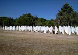 Siluetas de cartón y lanzas colocadas por Pacma en Tordesillas. / R. C./