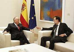 Rajoy, junto a Enrique García Rodríguez. / Paco Campos (Efe)/
