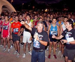 El organizador de la carrera, Casiano Navarro (c), se dispone a dar la salida a los corredores. :: LV/