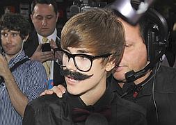Justin Bieber entrevista en los Critics' Choice Movie Awards con un bigote postizo