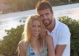 Shakira junto a Piqué, foto colgada por la cantante en las redes sociales :: Facebook/