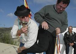 Un participante simula herrar a un vecino durante la fiesta. Foto: G.C./ AGM/